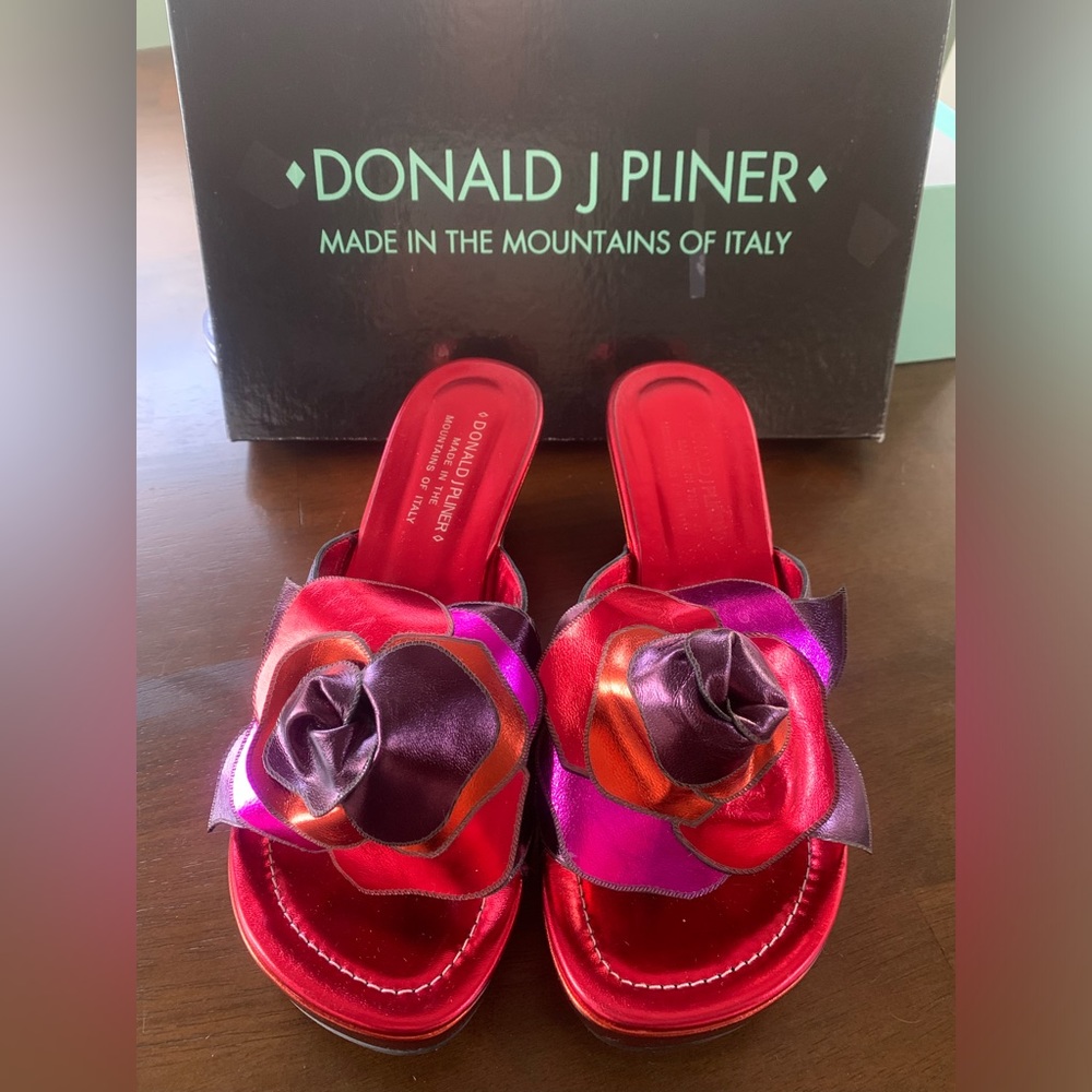 Donald J. Pliner Women’s size 8.5M “Gram” leather wedge sandal